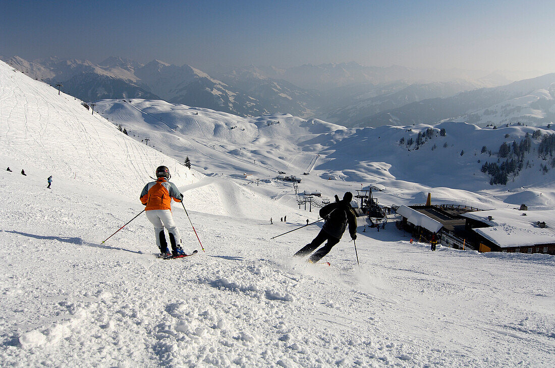 Skifahrer auf einer Piste in den Kitzbüheler Alpen, Tirol, Österreich, Europa