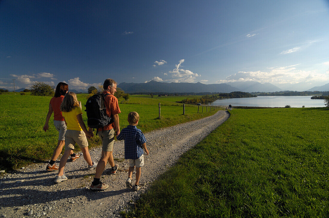 Familienwandern am Riegsee, nahe Murnau, Oberbayern, Bayern, Deutschland