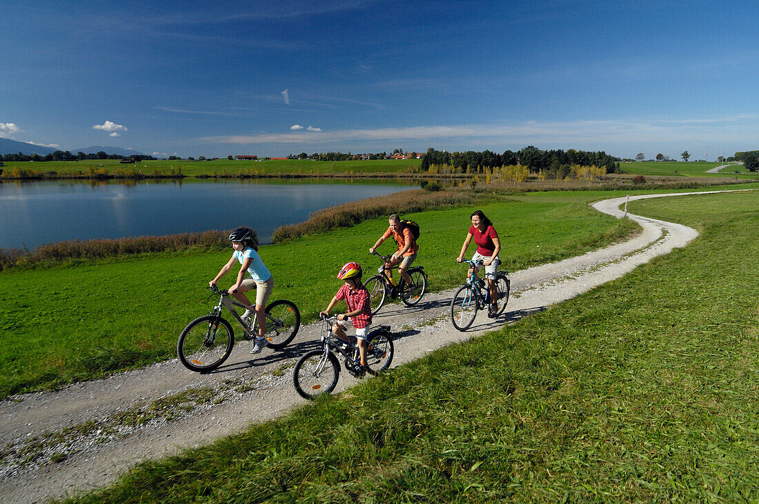 Family on a bike tour at lake Riegsee, near Murnau, Upper Bavaria, Bavaria, Deutschland