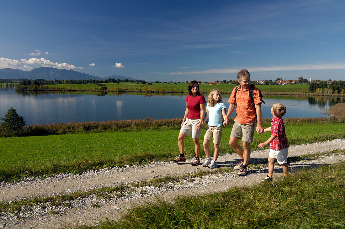 Family on a hiking tour at lake Riegsee, near Murnau, Upper Bavaria, Bavaria, Deutschland