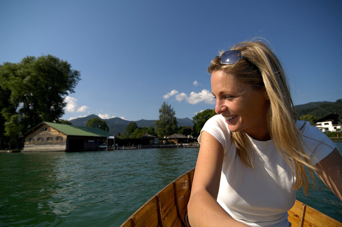 Rudern am Tegernsee, Bootshaus im Hintergrund, Tegernsee, Oberbayern, Bayern, Deutschland