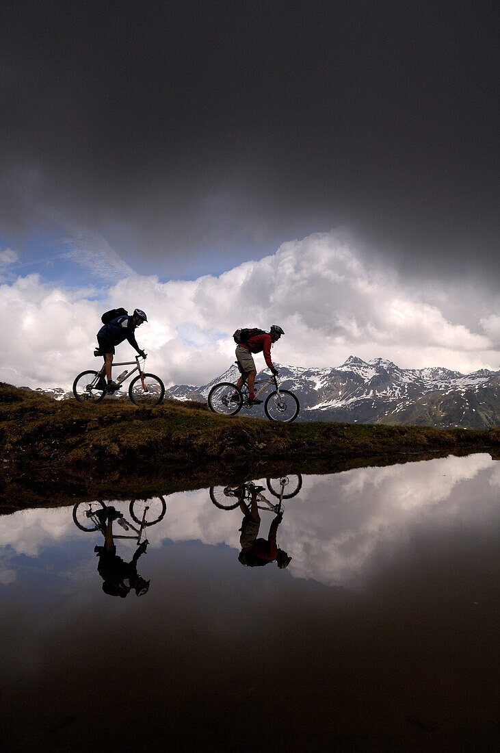 Zwei Mountainbiker im Wipptal, Mountainbike Tour, Nahe Matrei am Brenner, Tirol, Österrreich