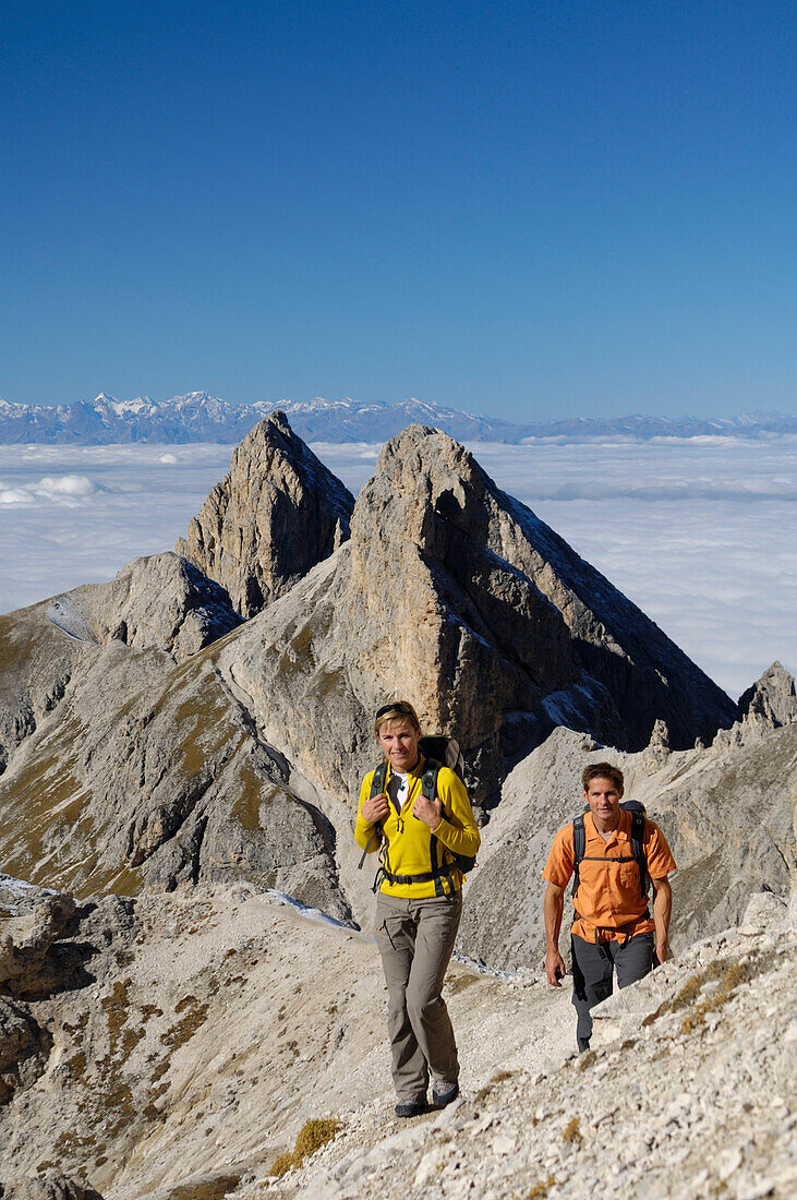 Paar beim Wandern, Wanderung in Val di Fassa, Rosengarten, Dolomiten, Trentino, Südtirol, Italien