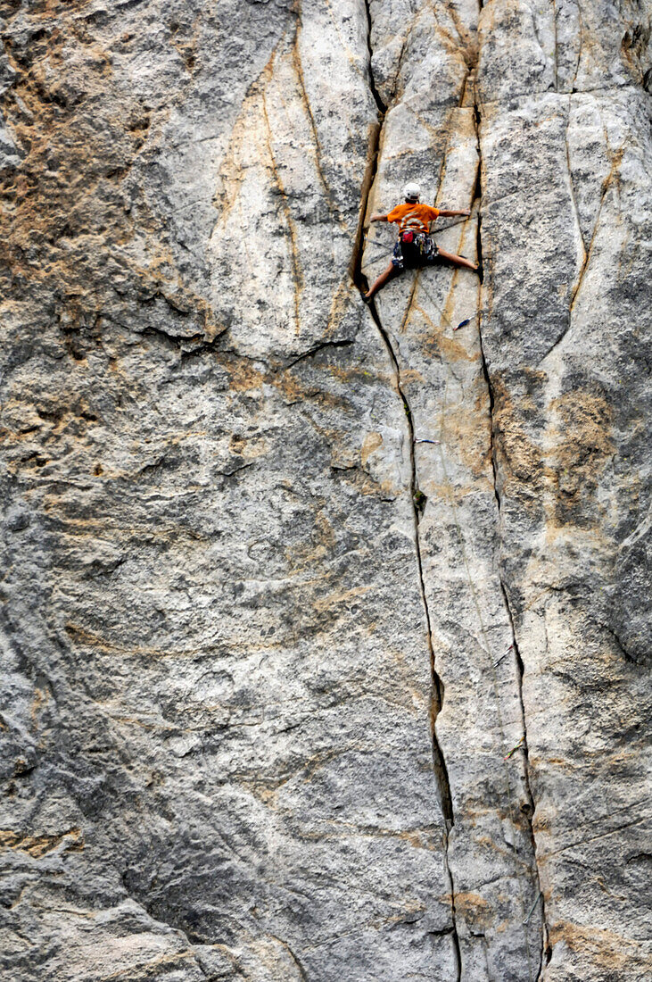 Woman rock climbing in Yosemite National Park, Climbina a fissure, California, USA