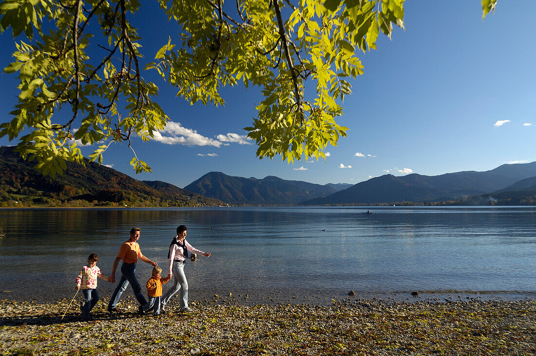 Familienwandern am Tegernsee, Oberbayern, Bayern, Deutschland, Europa