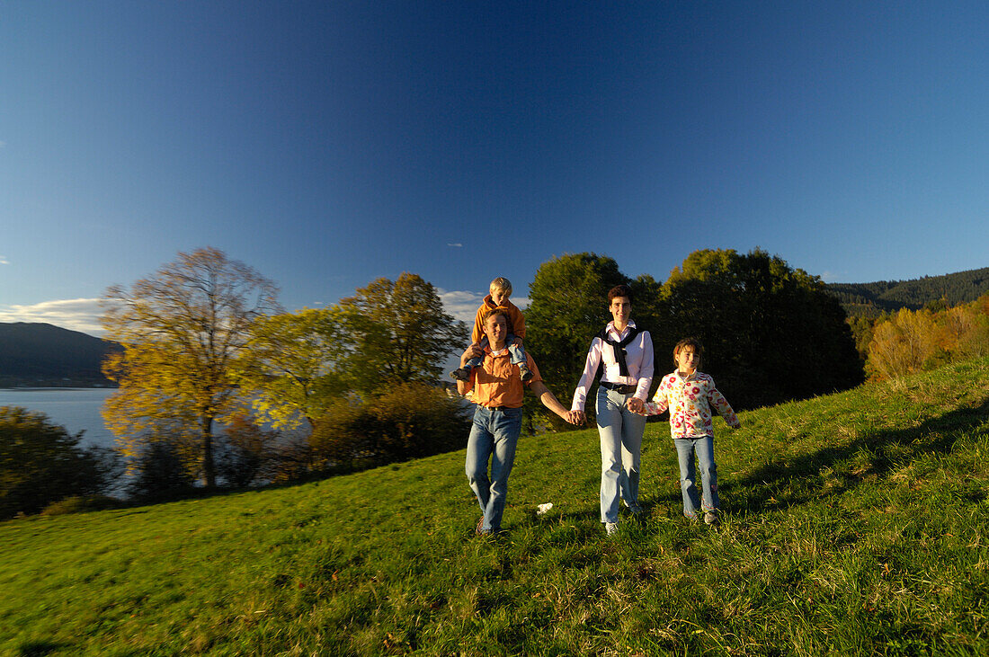 Familienwandern am Tegernsee, Bayern, Deutschland, Europa