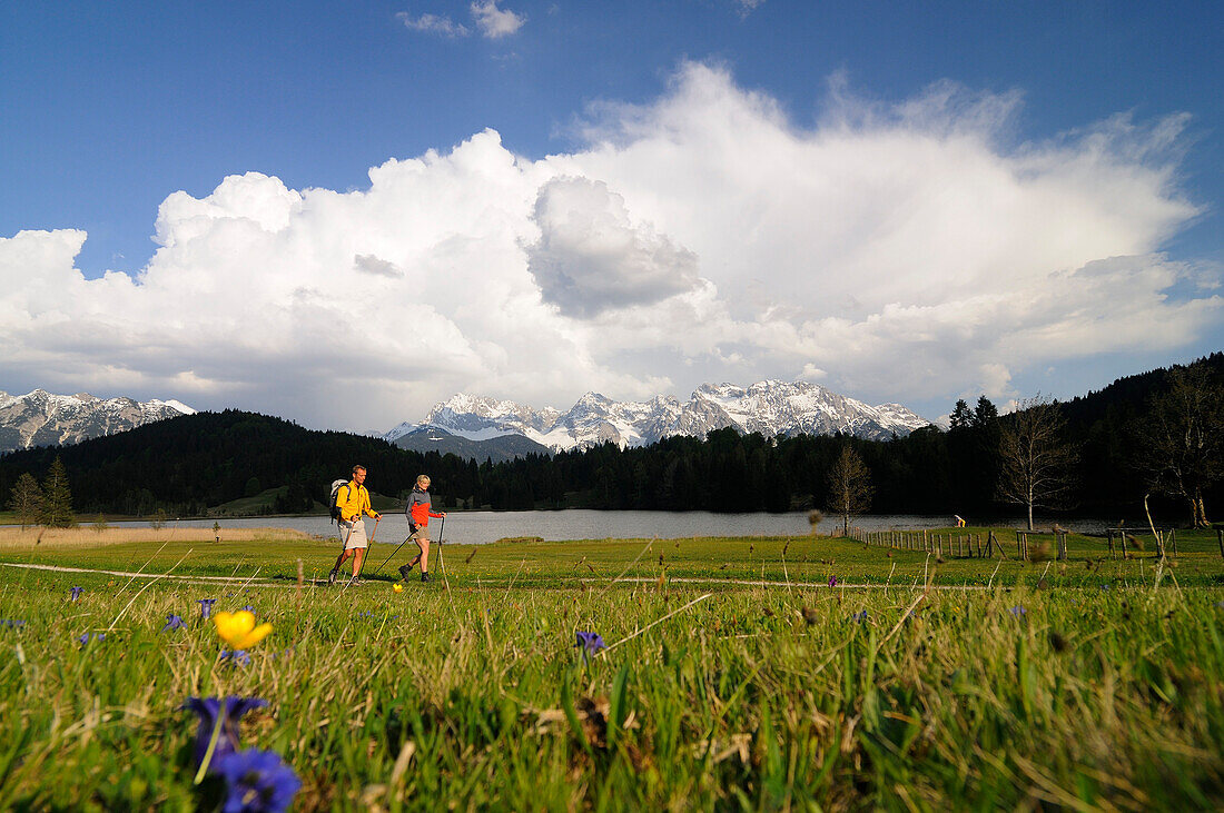Paar beim Wandern in der Nähe von Geroldsee, Blick in die Landschaft, nahe Klais, Werdenfelser Land, Oberbayern, Bayern, Deutschland, Europa