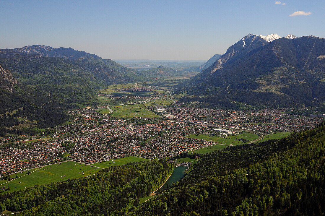 Luftaufnahme von Garmisch-Partenkirchen, Werdenfelser Land, Oberbayern, Bayern, Deutschland, Europa
