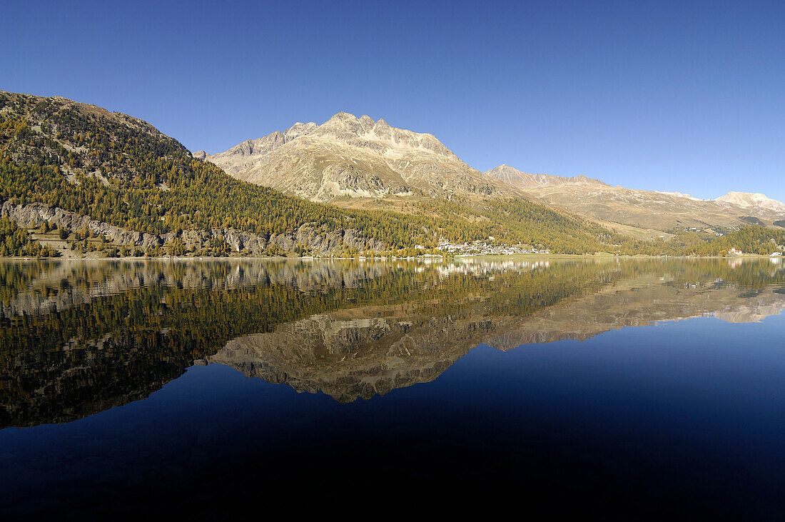Silvaplaner See mit Spiegelung der Berge, Engadin, Graubünden, Schweiz, Europa