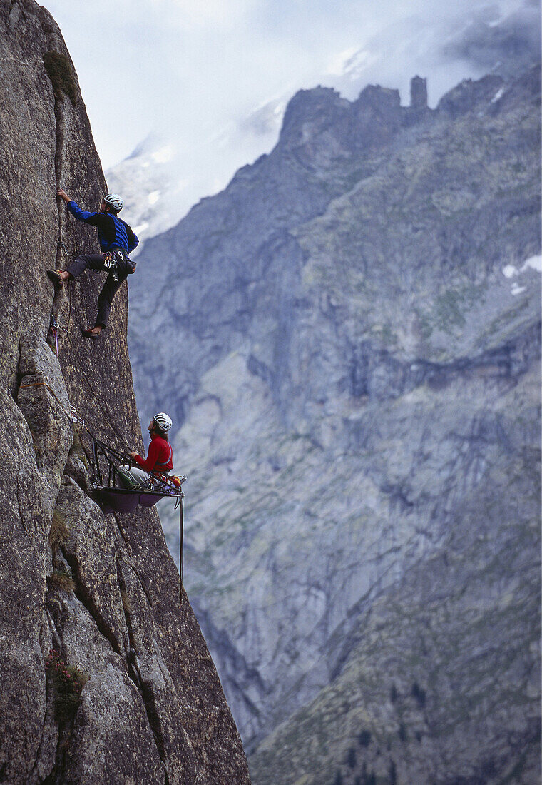 Zwei Kletterer an einer Felswand, Bergell, Kanton Graubünden, Schweiz
