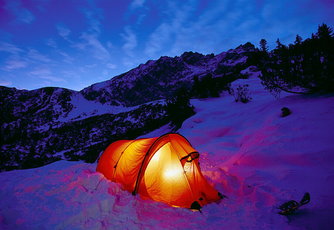 Beleuchtetes Zelt im Schnee am Abend, Karwendelgebirge, Bayern, Deutschland, Europa