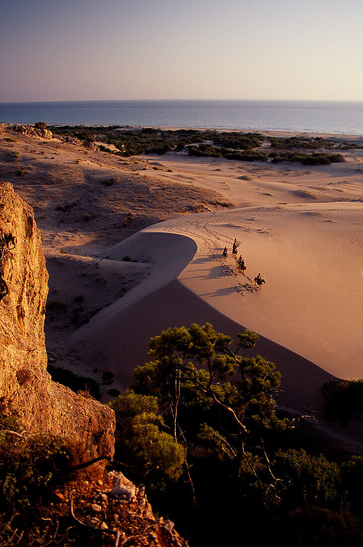 Reiter auf einer Düne am Pantara Beach am Abend, Lykien, Türkei, Europa