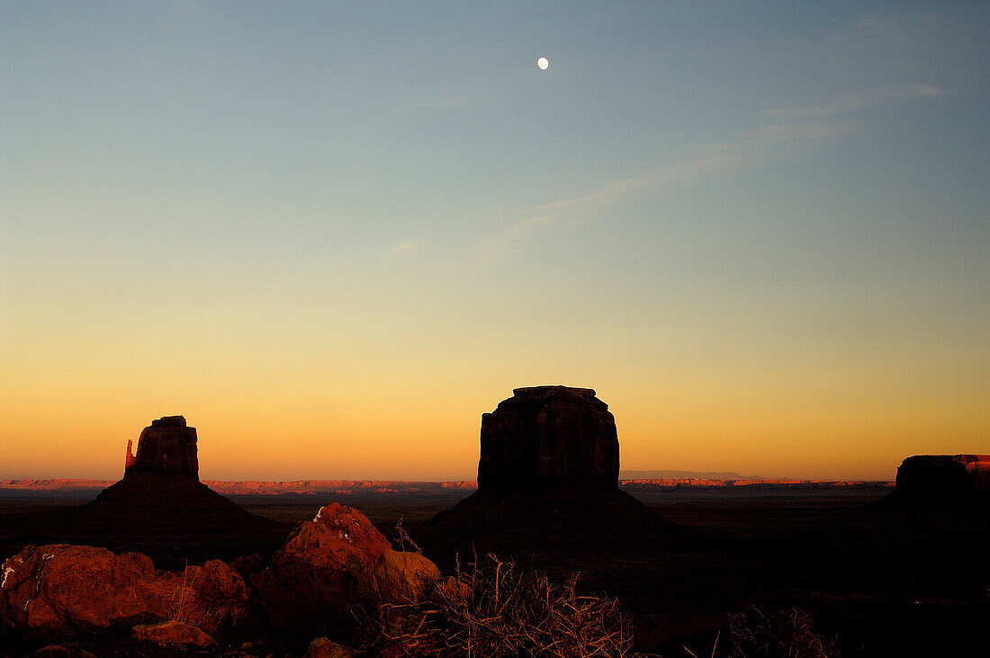 Monument Valley in der Abenddämmerung, Utah, Nordamerika, Amerika