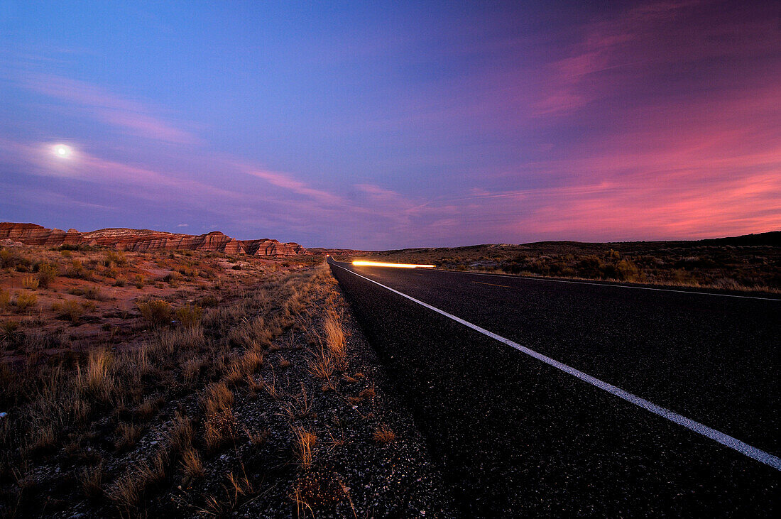 Highway in karger Landschaft am Abend, Utah, Nordamerika, Amerika