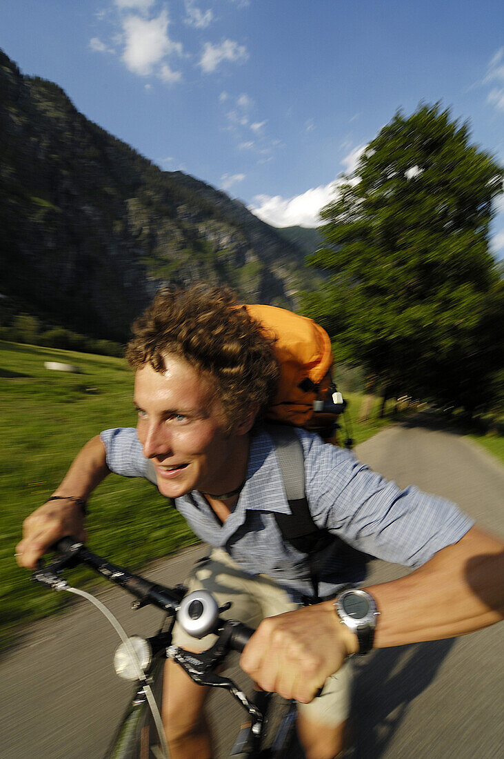 Mann fährt mit einem Fahrrad, Oberstdorf, Bayern, Deutschland
