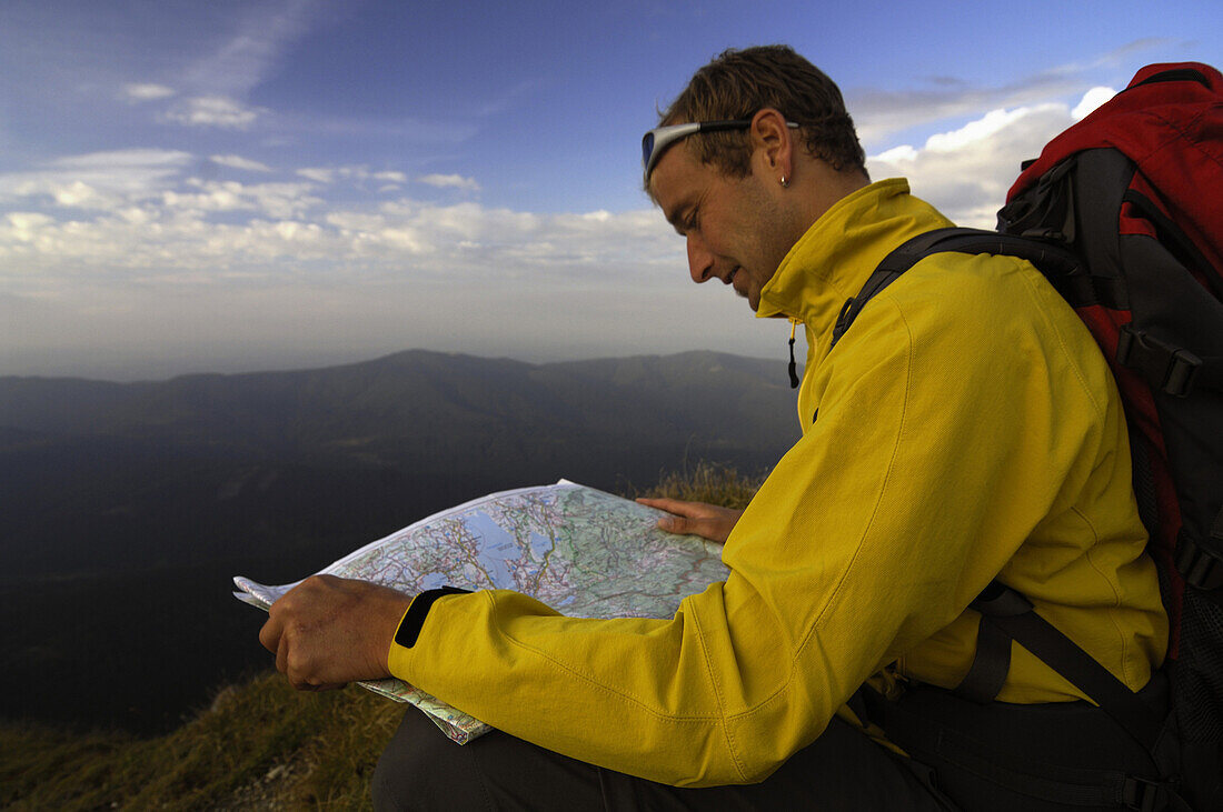 Bergwanderer liest Karte, Klammspitze, Bayern, Deutschland