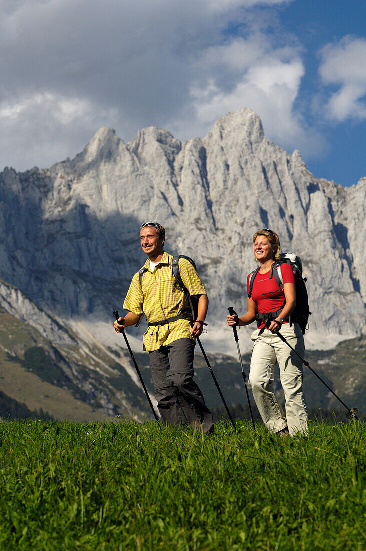 Wanderer mit Wanderstöcken in den Bergen, Wilder Kaiser, Tirol, Österreich, Europa