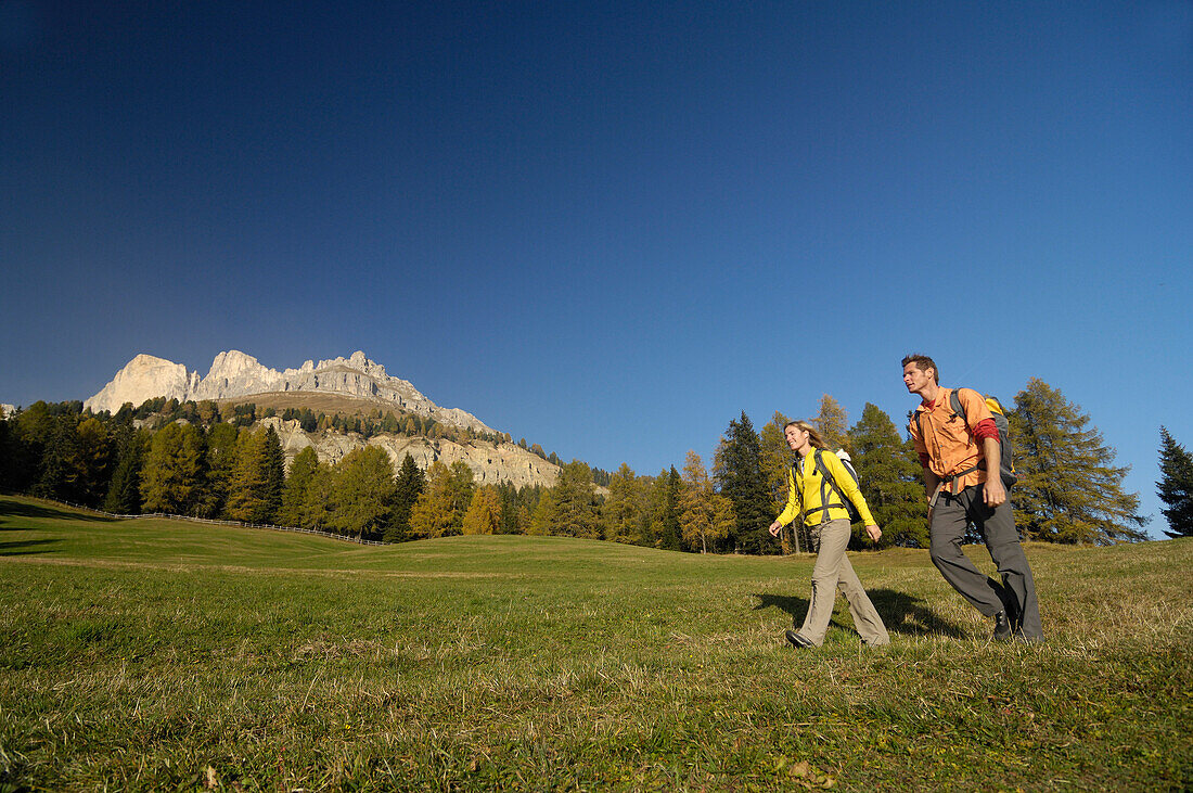 Junges Paar wandert unter blauem Himmel, Rosengarten, Dolomiten, Südtirol, Italien, Europa