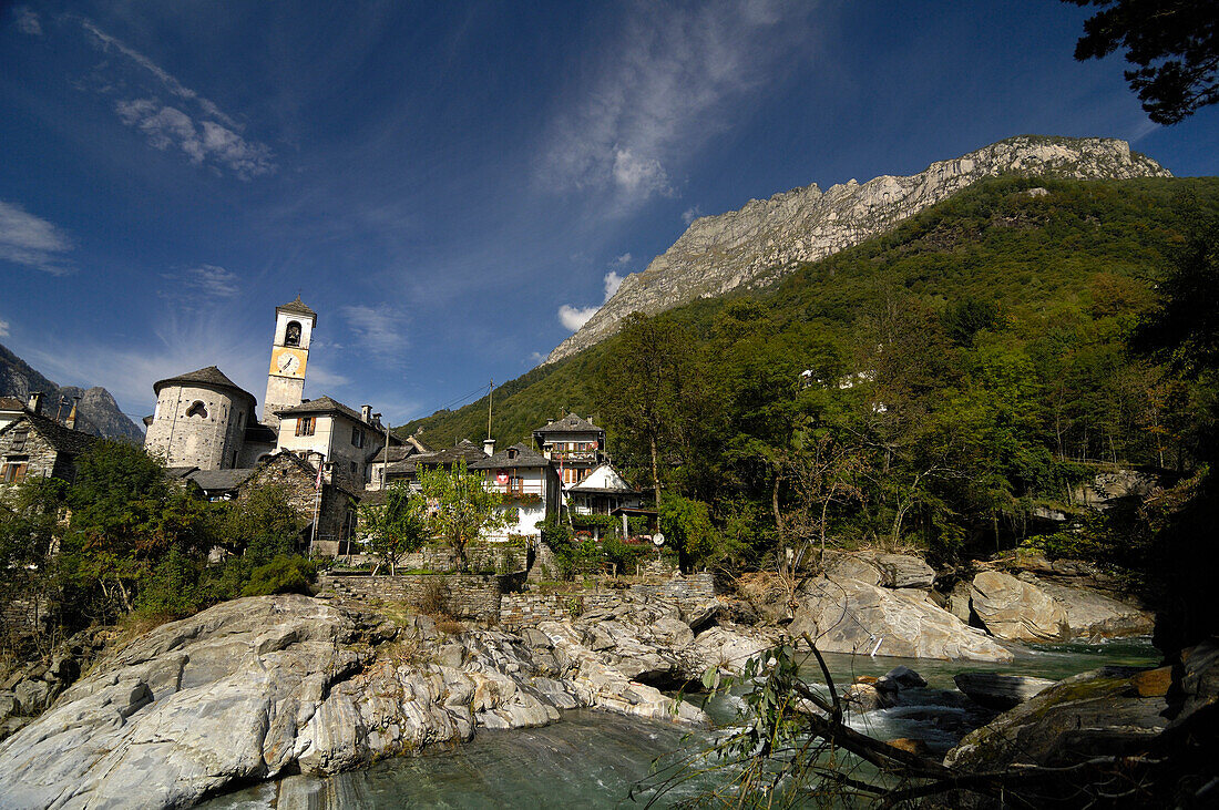 Bergdorf an einem Fluss im Sonnenlicht, Verzasca Tal, Tessin, Schweiz, Europa