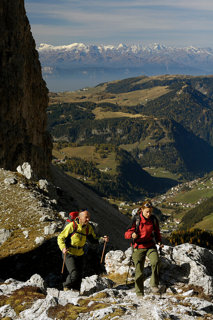 Wanderer mit Wanderstöcken in den Bergen, Dolomiten, Südtirol, Italien, Europa