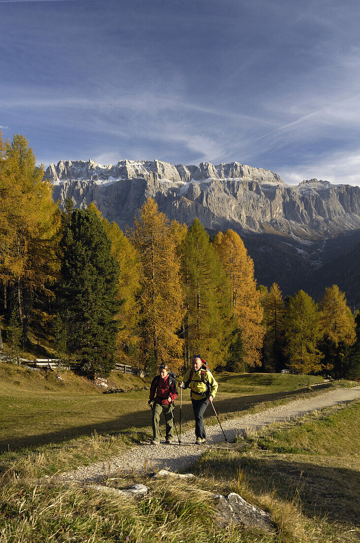 Älters Paar beim Bergwandern in den Dolomiten, Wolkenstein in Gröden, Trentino-Südtirol, Italien
