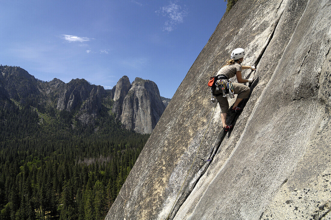 Frau klettert an einer Felswand, Yosemite-Nationalpark, Kalifornien, USA