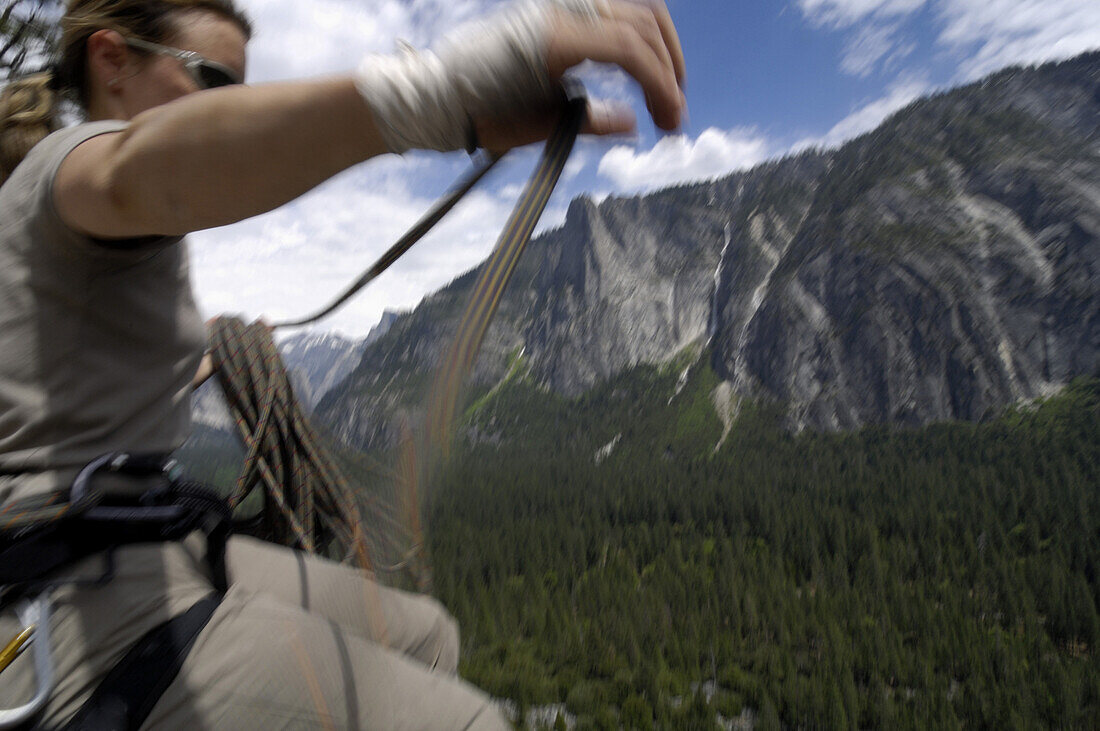 Frau mittleren Alters mit Kletterseil im Yosemite-Nationalpark, Kalifornien, USA