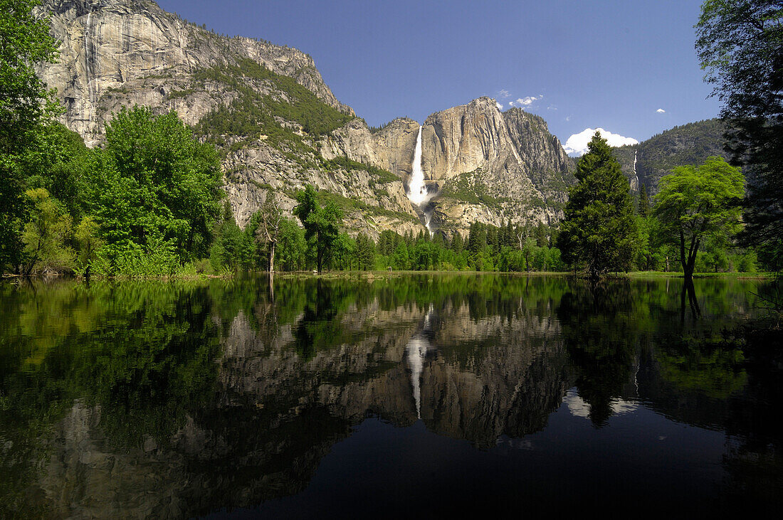 Blick über einen Fluss auf die Yosemite Falls, Yosemite Nationalpark, Kalifornien, Nordamerika, Amerika