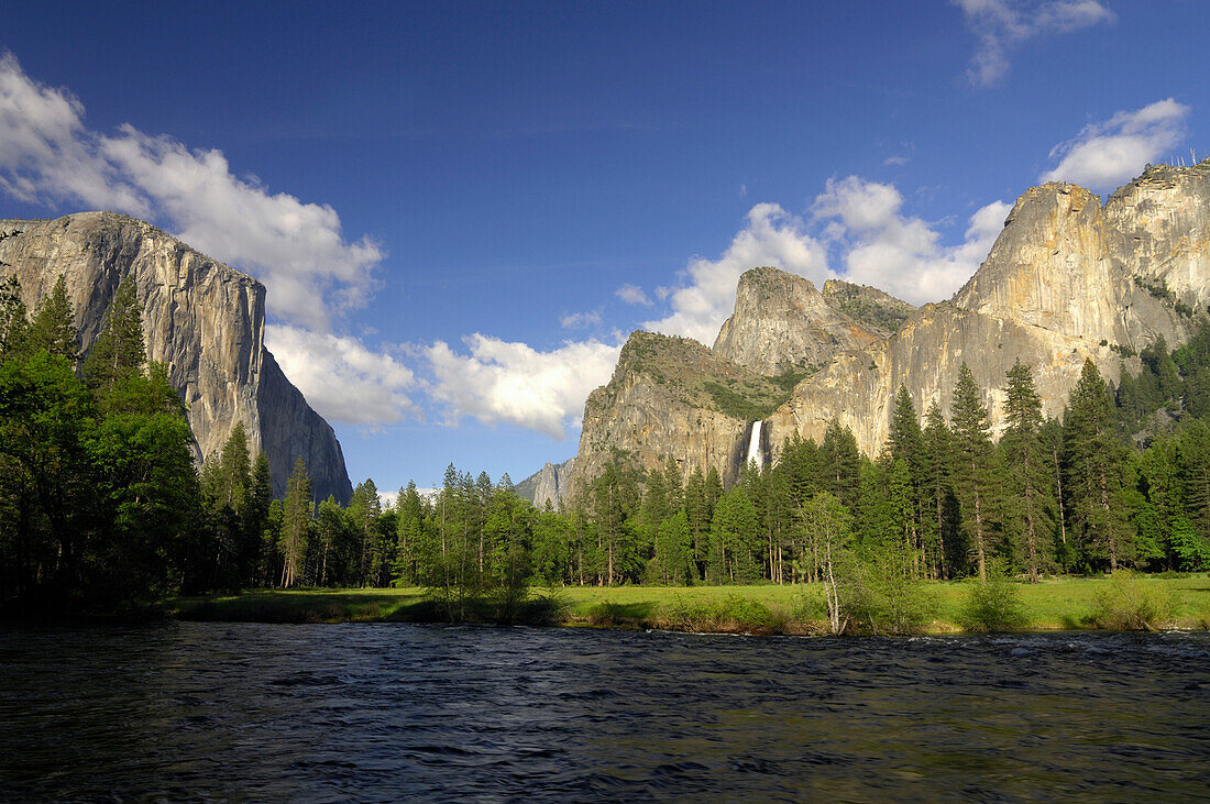 Blick über einen Fluss auf Bäume und Gebirge, Yosemite Nationalpark, Kalifornien, Nordamerika, Amerika