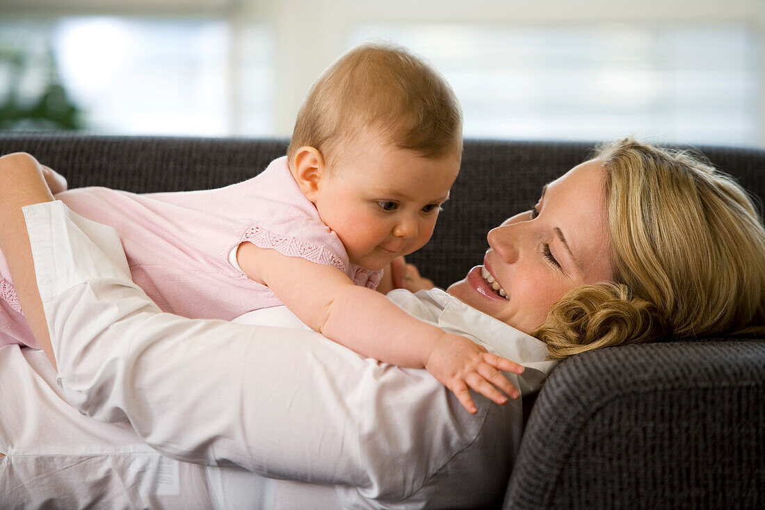 Frau spielt mit Baby, 8 Monate