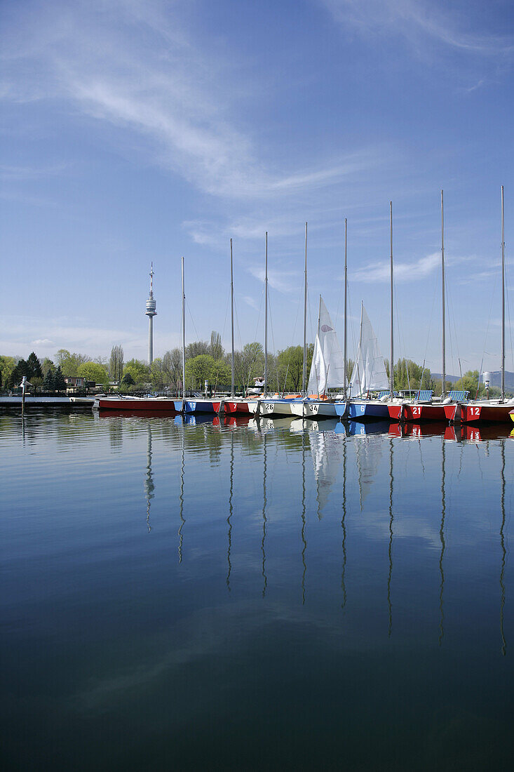 Boote im Hafen, Spiegelung der Masten im Wasser, Alte Donau, Wien, Österreich