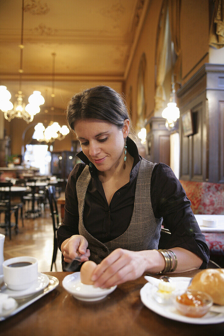 Frau mittleren Alters beim Frühstück in einen Café, Wien, Österreich