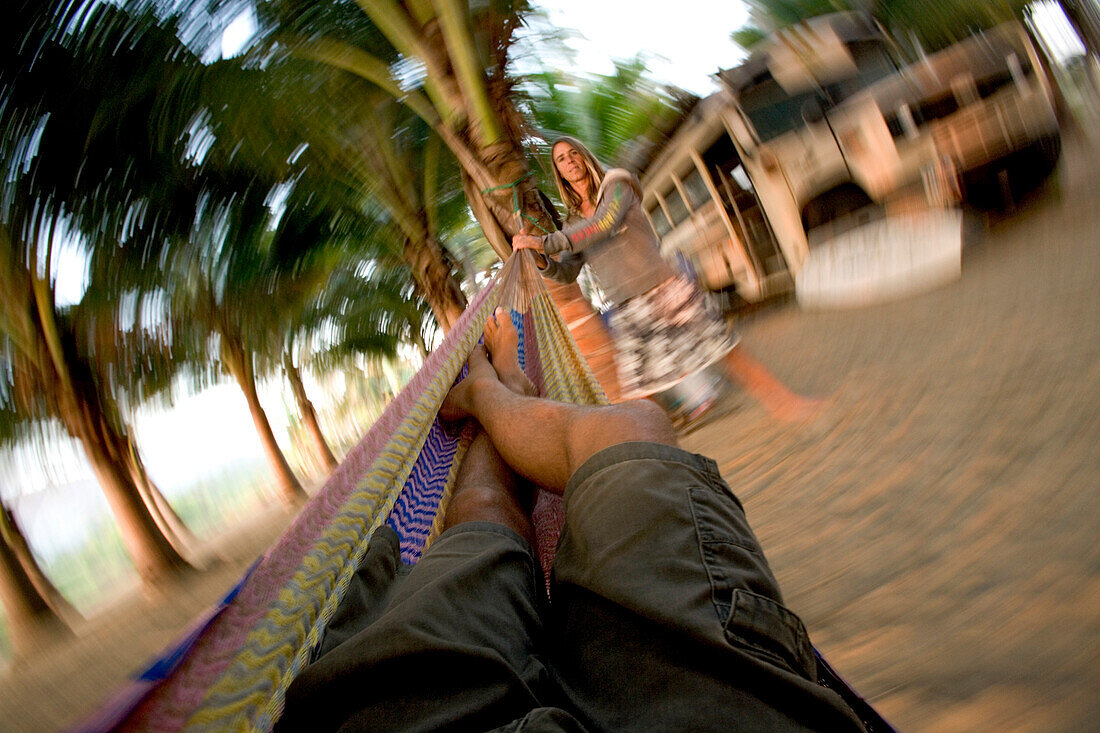 Blick aus Hängematte die von einer Frau angeschaukelt wird, Ticla, Michoacan, Mexiko