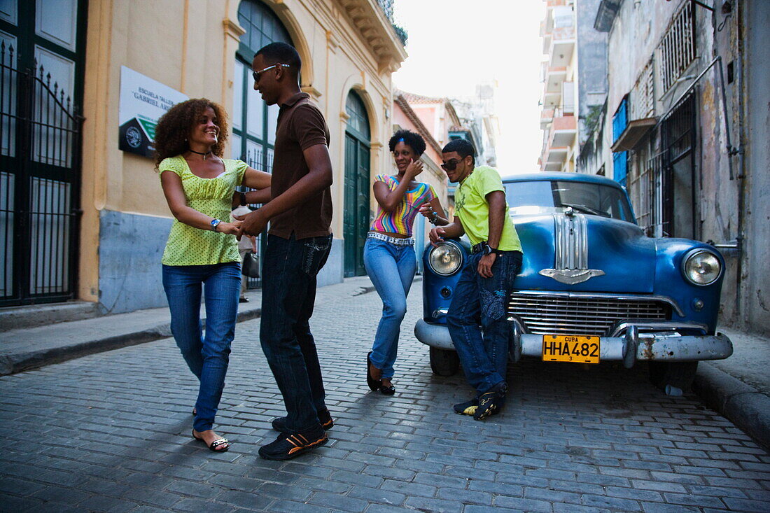 Junge Leute tanzen Salsa, La Habana Vieja, Havanna, Ciudad de La Habana, Kuba