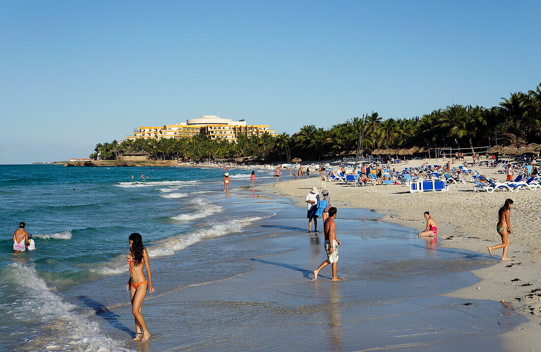 Blick über Palmenstrand zum Hotel Melia Varadero, Varadero, Matanzas, Kuba