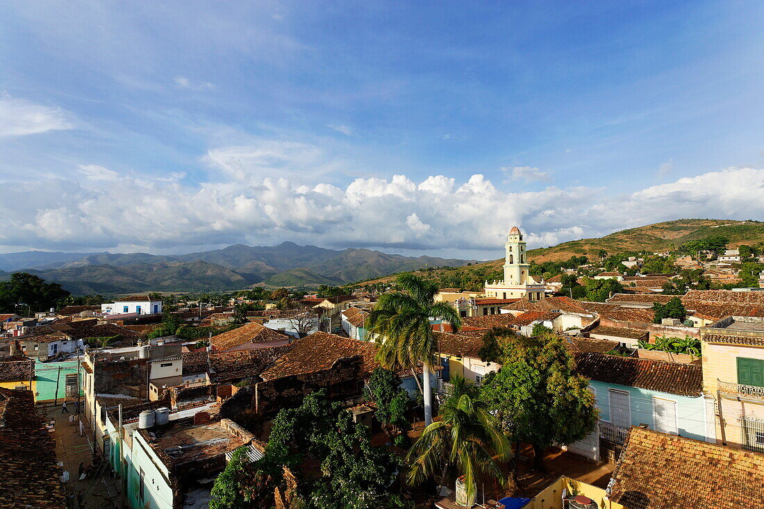 Blick auf den Turm der ehemaligen Kirche San Francisco de Asis (heute: Museo Nacional de la Lucha Contra Bandidos), Trinidad, Sancti Spiritus, Kuba, Tourismus, Reiseziel, Reise, Karibik, Große Antillen, Antillen, Inselstaat, Inselstaaten, Insel, Kuba, Kub