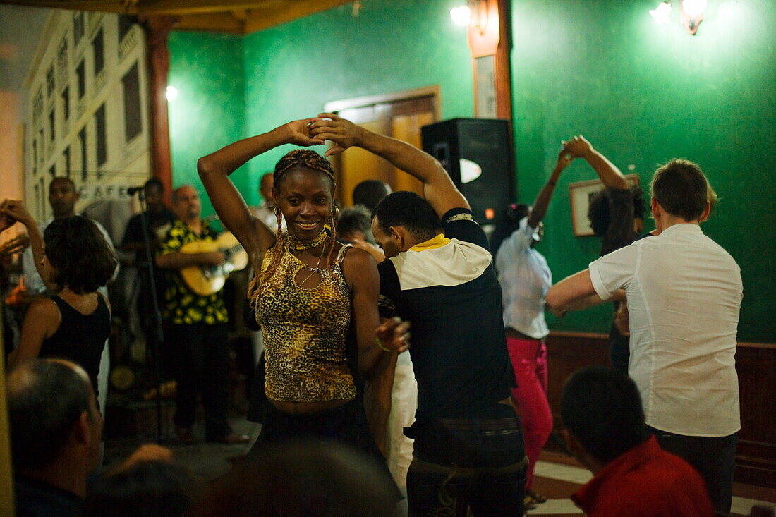 Gäste tanzen in der Casa de la Trova, Santiago de Cuba, Santiago de Cuba, Kuba