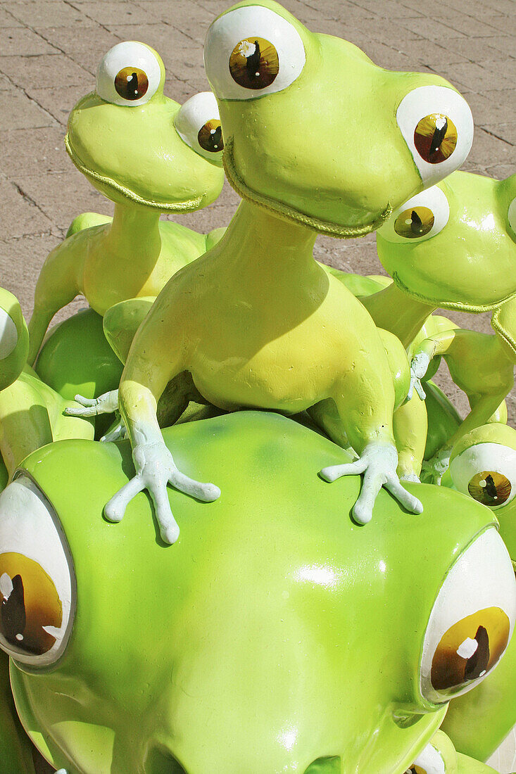 Primer plano de una divertida estatua de ranas.