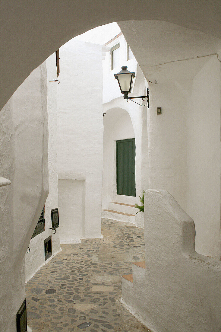 Característica y blanca calle de Binibèquer. Menorca. Islas Baleares. España