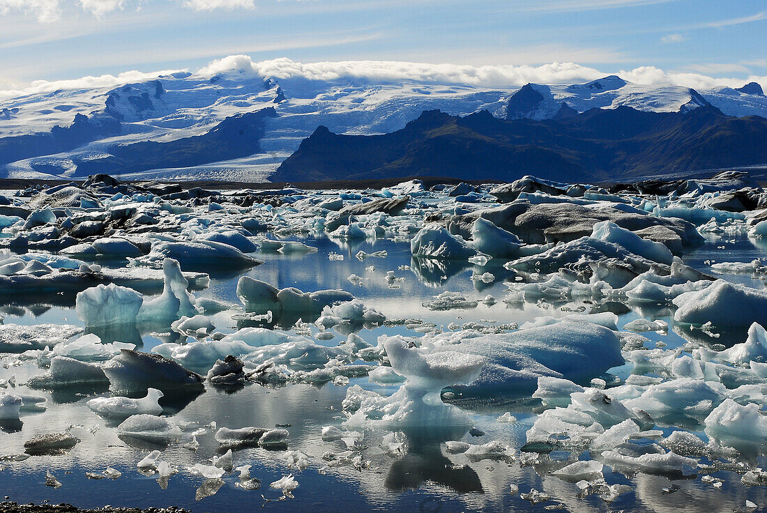 Icebergs on Jökulsárlón, South Iceland