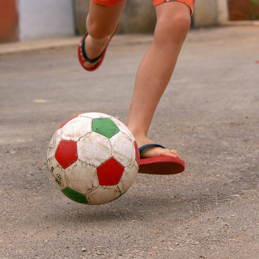 niño con balón de futbol selección Portugal