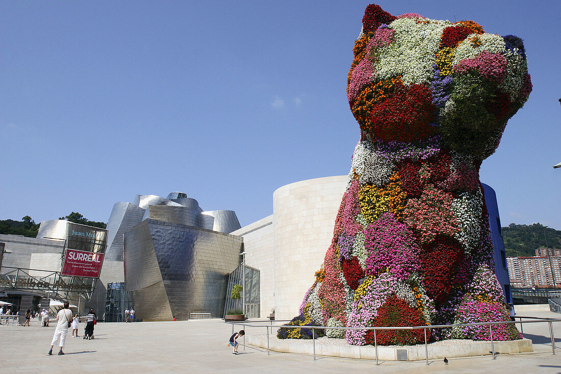 Puppy sculpture by Jeff Koons in front of the Guggenheim Museum by F.O. Gehry, Bilbao. Biscay, Basque Country, Spain
