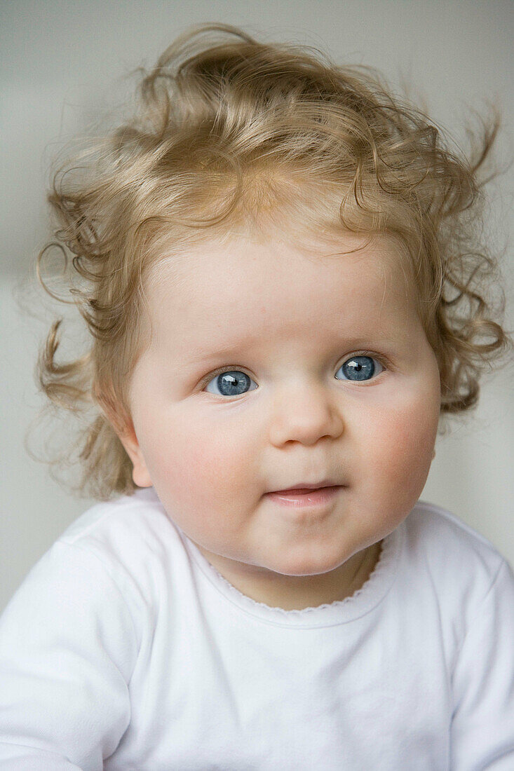 7-12 Monate, Baby, Babys, Blauäugig, Blaue Augen, Blond, Eine Person, Eins, Farbe, Geschultert, Innen, Kind, Kinder, Kindheit, Kleinkind, Kleinkinder, Mensch, Menschen, mollig, Portrait, Portraits, Porträt, Porträts, Rundlich, Schauen, Unschuld, Weiblich,