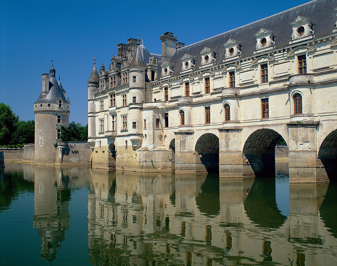 Chateau de Chenonceaux and River Cher, Chenonceaux, The Loire, France