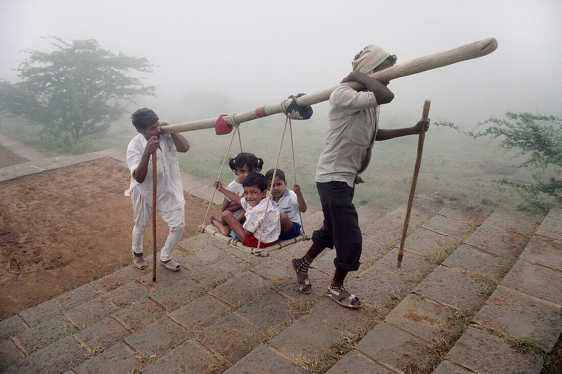 JAIN CHILDREN ON THE WAY TO MOUNT SHETRUNJAYA, PALITANA, GUJARAT, INDIA