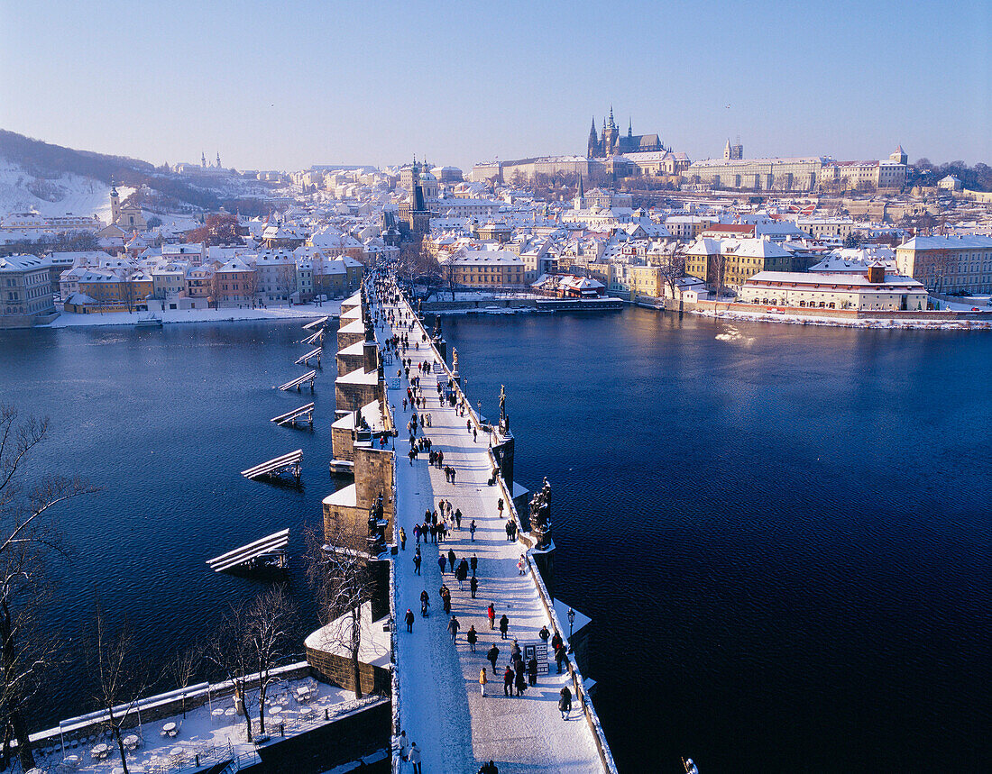 VIEW OF CHARLES BRIDGE & HRADCANY CASTLE IN WINTER, PRAGUE, CZECH. REPUBLIC