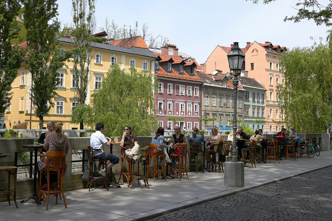 RIVERSIDE BAR ALONG RIVER LUJBLJANICA, LJUBLJANA, SLOVENIA