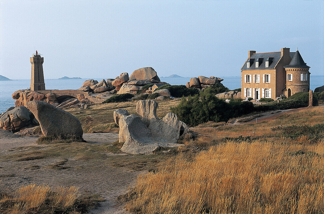 Ploumanac’h  ´Mean ruz´ in breton) lighthouse and house. Côtes-d´Armor, Bretagne, France