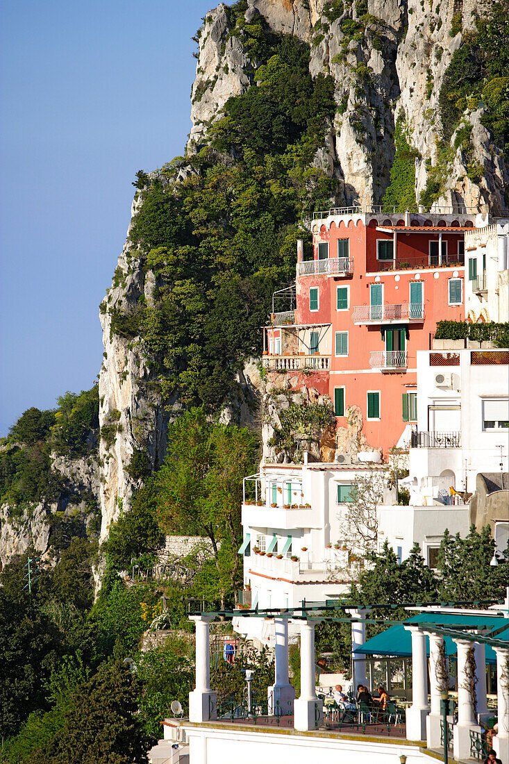 Häuser an der Küste im Sonnenlicht, Capri, Italien, Europa