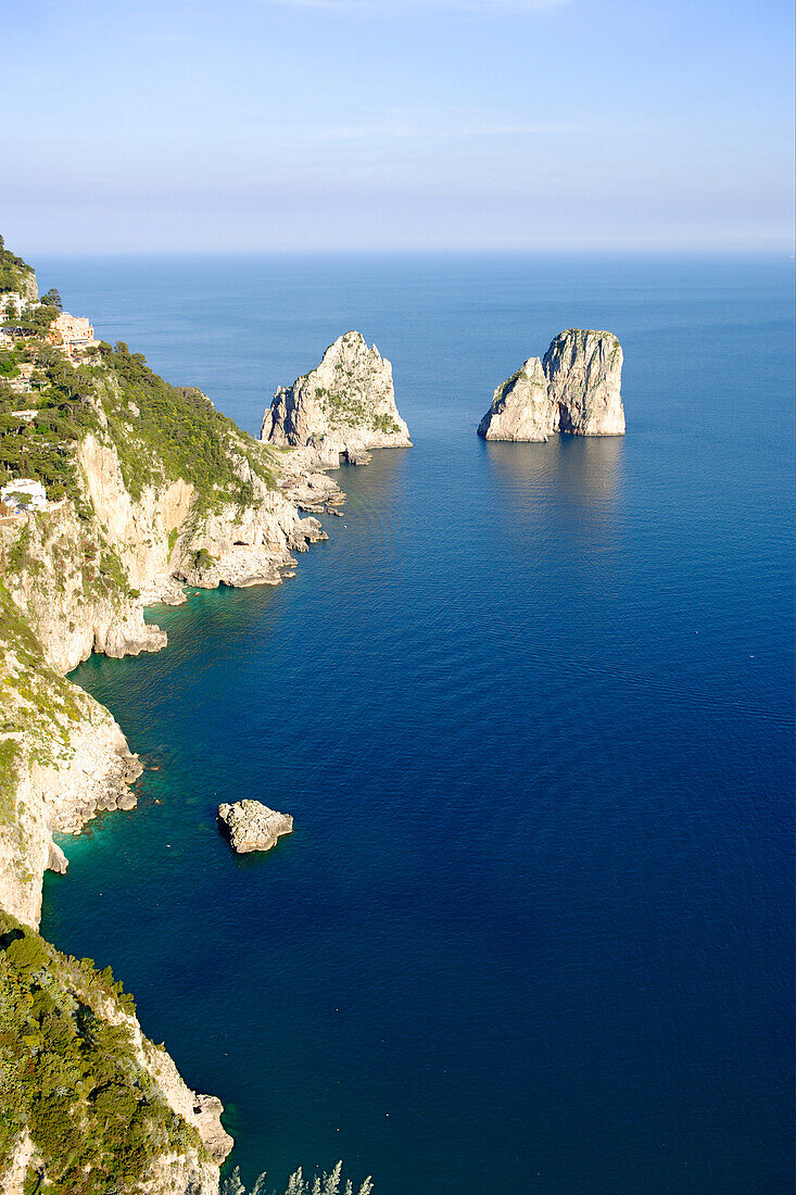 Faraglioni, Felsformation an der Küste, Capri, Italien, Europa